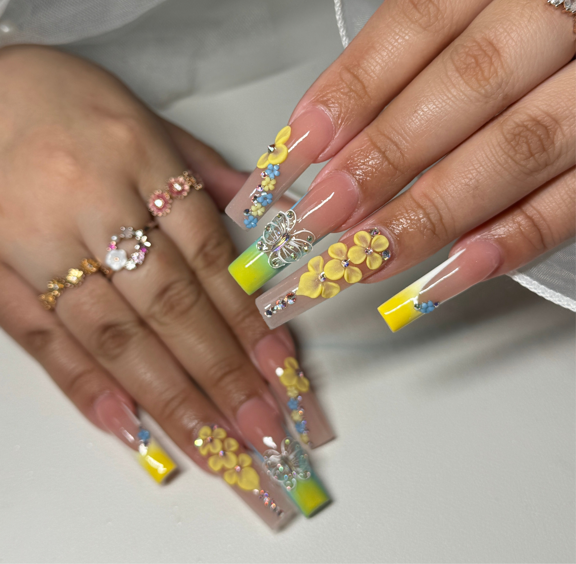 2025 Acrylic Nails: Seasonal Trends Unveiled